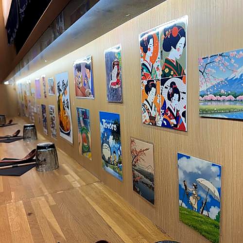 Intérieur de Mendoya avec affiches japonaises
